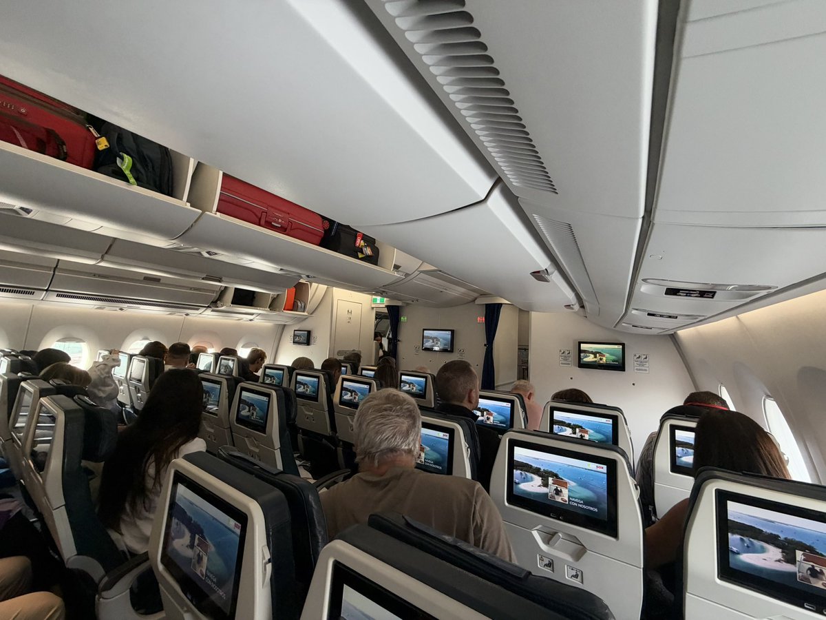 SirChandlerBlog's tweet photo. Airbus 350 de World2fly terminando el embarque. 
Primera foto lograda antes de que subieran todos. Más de 250 pasajeros para el primer vuelo me reportaron. 
Siguientes vuelos con gran ocupación. 
Primer vuelo a Rosario https://t.co/j9qOb3kx93