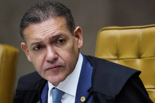 VIREMIOFICIAL's tweet photo. VIREMI | POLÍTICA
🚨 TSE FECHA CASO NOSSA SENHORA APARECIDA: POSTS COM INFORMAÇÃO FALSA SERÃO RETIRADOS, MAS PUBLICAÇÃO DE TABET FICA

O TSE concluiu o julgamento sobre as publicações envolvendo Nossa Senhora Aparecida e Flávio Bolsonaro.

A Corte manteve a retirada de conteúdos que apresentam como fato a afirmação de que Flávio pretende retirar de Nossa Senhora Aparecida o título de Padroeira do Brasil — informação considerada falsa no processo.

Mas houve um limite importante.

O post do humorista Antonio Tabet permanecerá no ar, porque não atribuía diretamente a Flávio Bolsonaro essa intenção.

O próprio relator, André Mendonça, modificou parcialmente seu voto durante o julgamento e excluiu a publicação de Tabet da ordem de remoção.

⚖️ Na prática, o TSE manteve o combate à informação falsa, mas restringiu o alcance da decisão para não atingir automaticamente críticas, sátiras ou publicações que não façam a imputação falsa ao candidato.

#Stf #AntonioTabet #AndreMedonça #KassioNunes