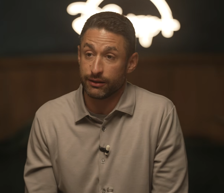 TouchlineX's tweet photo. 🚨🗣️ 𝗡𝗘𝗪: David Ornstein regarding ALL the consequences of Manchester City's alleged cheating over the years:

"There are players who saw their careers change after not qualifying for the Champions League, as a result of finishing behind Manchester City."

"There are managers who lost their job, clubs that got relegated, and there is Liverpool too."

"So there were celebrations among places [when the story came out].