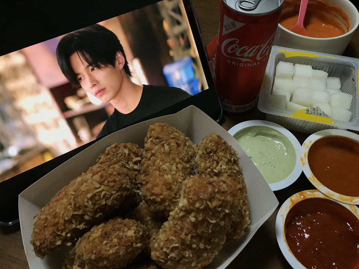 heeseoooo's tweet photo. 콰삭모짜킹묵었고,
그냥콰삭킹이더맛있움 https://t.co/xlgAMYG9ig