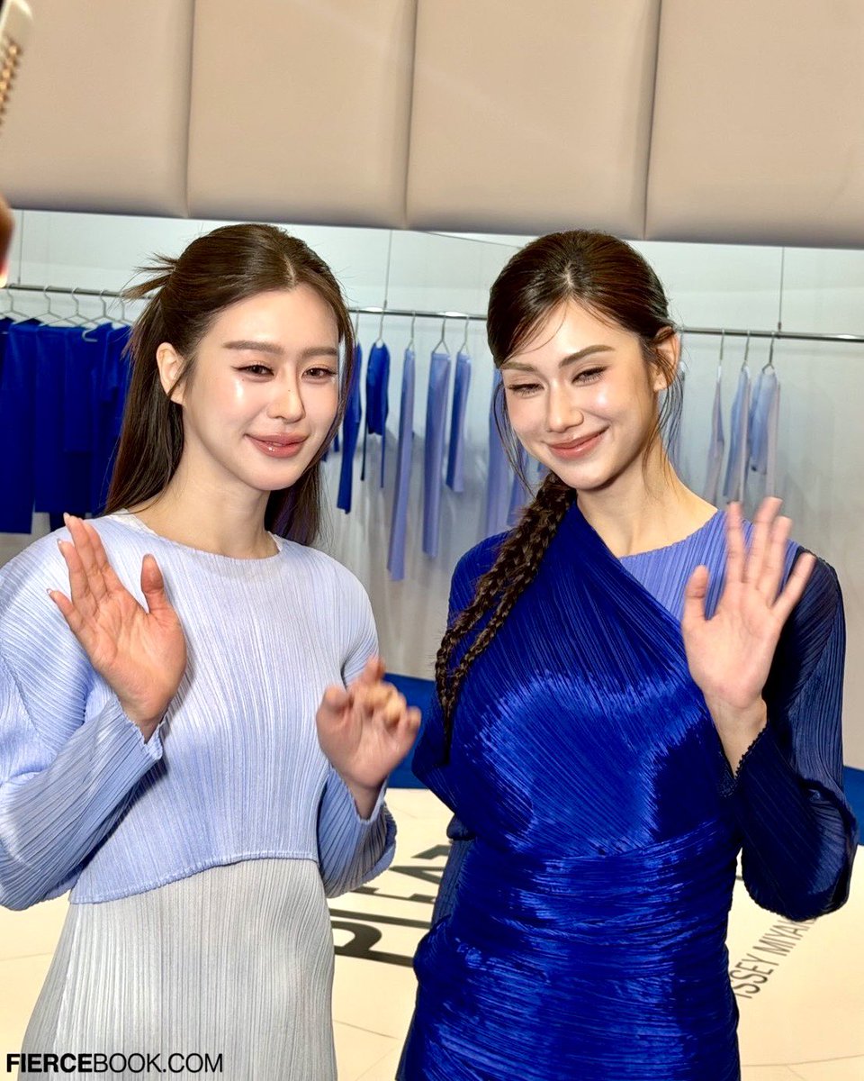 fiercebook_bkk's tweet photo. ส่องออร่าความสวย~ #แบมสราลี และ #ลีน่าลลินา ในงาน PLEATS PLEASE ISSEY MIYAKE เปิดตัวป๊อปอัพ “AZURE COLORS” ซีรีส์ที่ได้แรงบันดาลใจมาจากความงามของท้องฟ้าและก้อนเมฆผ่านโทนสีฟ้าทั้ง 6 เฉดสี

 #FiercelivebyJijie #EverydaywithPLPL #Bamsaralee #lalinalena https://t.co/BSW1quagQZ