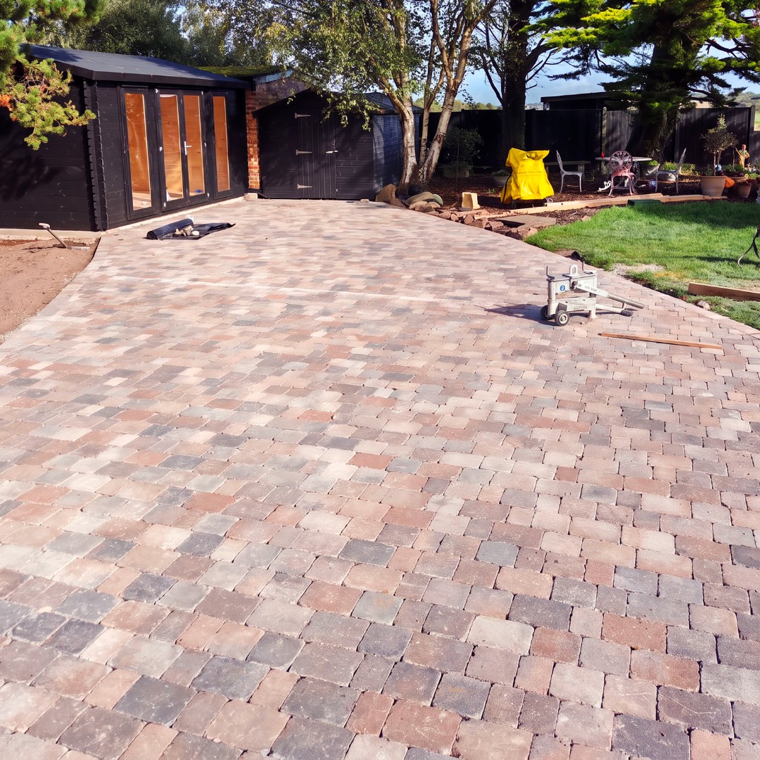 beesleyandfilde's tweet photo. 👀 Site visit in Ormskirk!
Gary Kilshaw and Mark Devereaux checked in on this customer project using Country Cobble Killyleagh and materials supplied by B&F.
It’s looking great so far. We can’t wait to see the final finish! 👏
#CustomerProjects #BeesleyAndFildes https://t.co/hMLy14zV9J