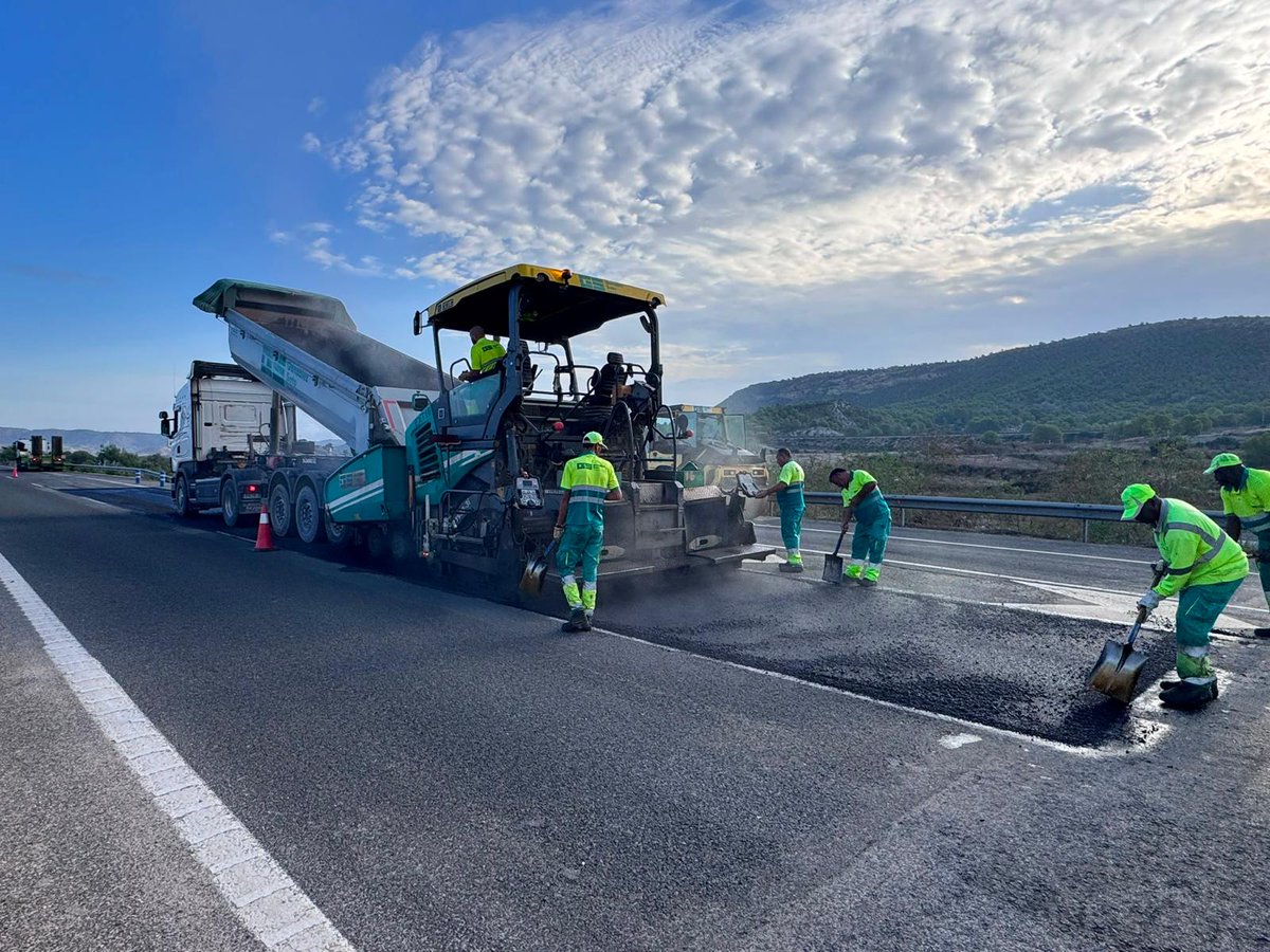 Fomento_RM's tweet photo. 🛣️🏗️Seguimos avanzando en la mejora y #conservación de nuestras #carreteras

En estos días se están ejecutando trabajos de #conservación en la RM-1, con una inversión de 400.000 euros, que contemplan la mejora del pavimento entre los puntos kilométricos 7 y 19, la #limpieza y desbroce de márgenes y la #pavimentación y repintado del enlace de #Zeneta

Una actuación destinada a mejorar las condiciones de la vía y reforzar la #seguridadvial

📷RM-1

🔗https://t.co/LNw5FNNUm2

#SeguridadVial #CarreterasSeguras #SeguimosMejorando #SeguridadParaTodos
