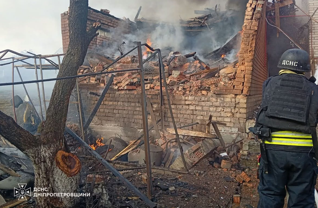 TKouilou's tweet photo. 🤬Ce qu'à fait la Russie 
dans la nuit du 30 septembre au 1er octobre : 
107 drones lancés, 8 régions touchées.

Kyiv : Un incendie dans un immeuble de 16 étages du quartier de Solomianskyi.
Dans le quartier d’Obolon, un entrepôt a pris feu, un blessé pris en charge.

Région de Kyiv : Cinq districts touchés.
- Boutcha : Un taunhouse, 4 maisons, 2 voitures endommagées.
- Oboukhiv : 3 maisons détruites.
- Bila Tserkva : 2 maisons et un établissement scolaire touchés.
- Fastiv : Un bâtiment industriel et agricole détruit.
- Boryspil : Une propriété privée endommagée.

Odessa : 
Une frappe sur un centre d’affaires. 
Dégâts : toiture et façade de deux bâtiments, vitres explosées, murs partiellement détruits au 5ᵉ étage. 
Une femme blessée, soignée sur place.

Kharkiv : 
Un drone russe a percuté le toit d’un immeuble de 9 étages dans le quartier de Kyïvskyï. 
Aucune victime signalée.

Kherson : 
2 maisons et un bâtiment agricole détruits. 
1 mort, 4 blessés.

Zaporijjia : 
3 blessés.

Dnipropetrovsk : Plus de dix attaques dans la région. 
Un homme de 44 ans tué.

Soumy : 2 morts (40 et 64 ans), 16 civils blessés.

Donetsk : En 24 heures, 5 blessés.

Bilozerske : 2 maisons détruites, 4 endommagées.

Sloviansk : 2 blessés, une voiture endommagée.

Kramatorsk : 3 blessés, une maison, un bâtiment administratif et une voiture touchés.

Yakovlivka (communauté d’Oleksandrivka) : 
11 maisons endommagées.

Stepanoivka (communauté de Novodonetske) : 
Un bâtiment administratif touché. 
21 frappes sur des zones habitées de la région en une journée.

Bilan militaire : Entre 18h le 30 septembre et 8h le 1ᵉʳ octobre, la Russie a lancé 107 drones (dont 63 "réactifs"). 
87 drones abattus ou neutralisés par l’Ukraine. 
11 impacts confirmés, 4 chutes de débris.

🤬La Russie continue de semer la terreur... Réveillez-vous !