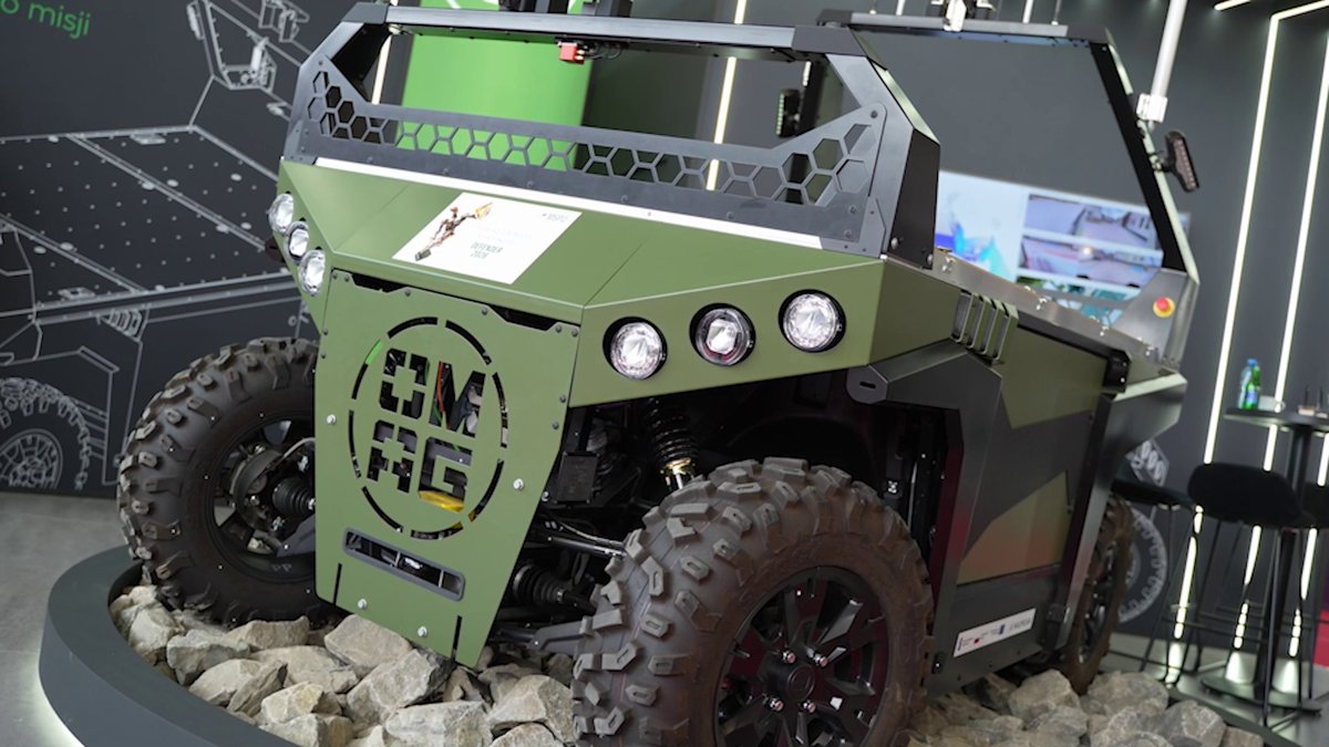 Defence24pl's tweet photo. Podczas XXXIV Międzynarodowego Salonu Przemysłu Obronnego #MSPO w Kielcach @TargiKielce Fabryka Maszyn i Urządzeń OMAG z Oświęcimia zaprezentowała swój pierwszy bezzałogowy pojazd lądowy. Platforma występuje na razie pod roboczą nazwą OMAC UGV. W rozmowie z Defence24 prezes spółki Łukasz Dziędziel podkreślał, że firma nie chce kopiować rozwiązań sterowanych ręcznie, tylko od razu buduje maszynę autonomiczną.
Link w komentarzu. 👇
*Materiał Sponsorowany.