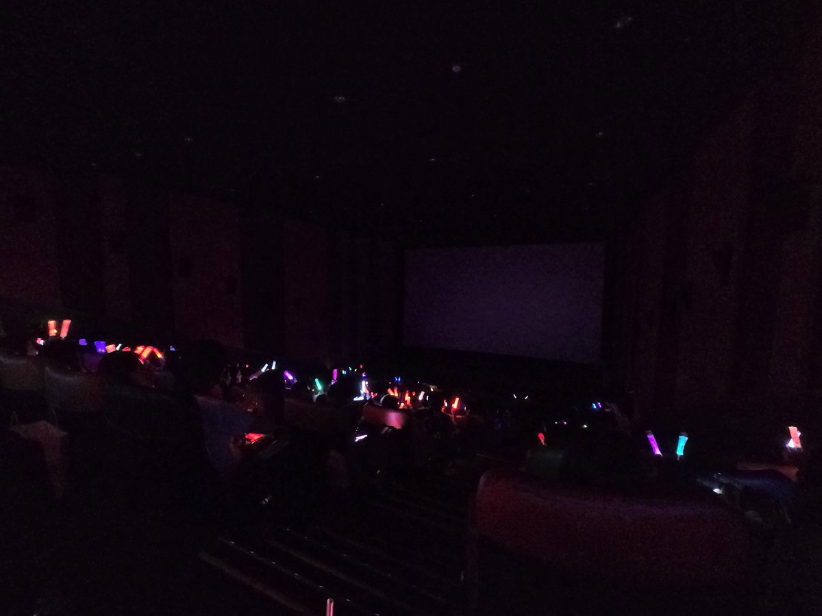 meolu12's tweet photo. 저도 어제 사진 올릴래요...
순서대로 킹투어 상영 전, 상영 후 포토타임, 마지막 포토타임😭, 꽃종이 뿌릴때
입니다......... https://t.co/K9AE1sYz2t