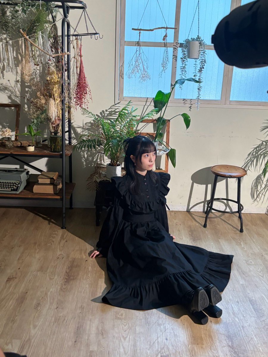 Rosy_Chronicle's tweet photo. #小野田華凜 です

本日発売の『週刊ファミ通』さんに登場しています

本に囲まれた素敵な空間で撮影していただきました📚♡
白と黒、雰囲気の違うワンピースも着ています
いろいろなかりんを楽しんでください！

ゲットしてね.⭒˚

#ハロプロ #ロージークロニクル #ハロ通 https://t.co/dBoyISqLvH