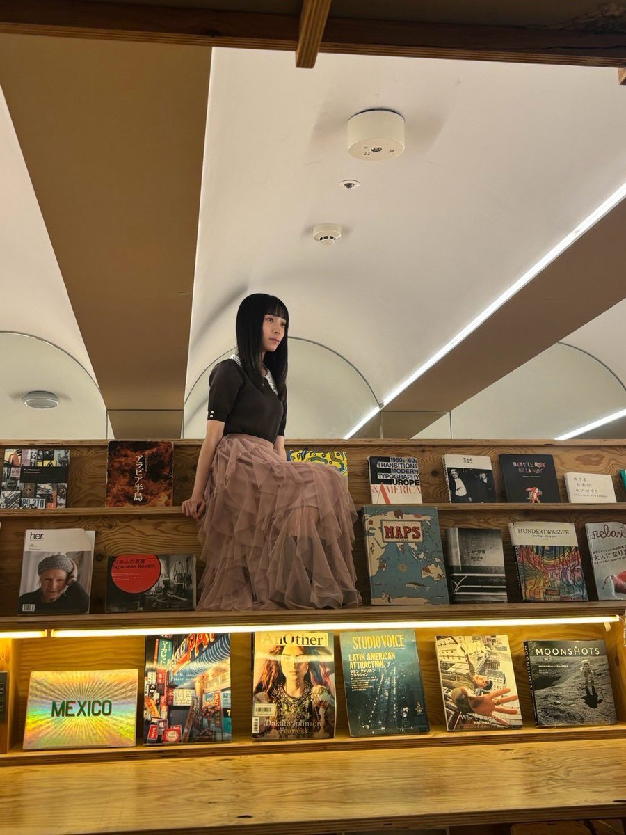 Rosy_Chronicle's tweet photo. #小野田華凜 です

本日発売の『週刊ファミ通』さんに登場しています

本に囲まれた素敵な空間で撮影していただきました📚♡
白と黒、雰囲気の違うワンピースも着ています
いろいろなかりんを楽しんでください！

ゲットしてね.⭒˚

#ハロプロ #ロージークロニクル #ハロ通 https://t.co/dBoyISqLvH
