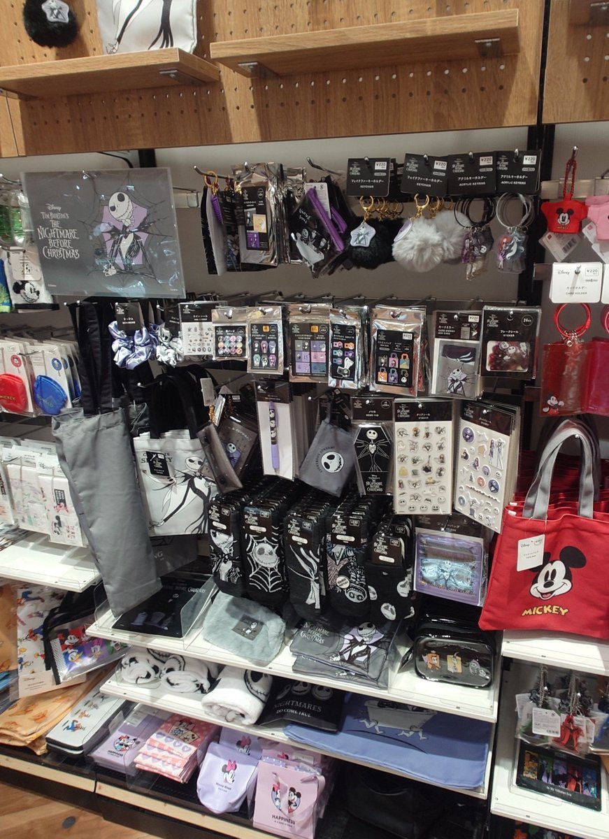 YUIPoint's tweet photo. 仕事終わりに走ってしまった…買わないつもりで…見るだけ…って思いながらも…来たら買っちゃうよね🤪 https://t.co/Qxiy4Aeqd7