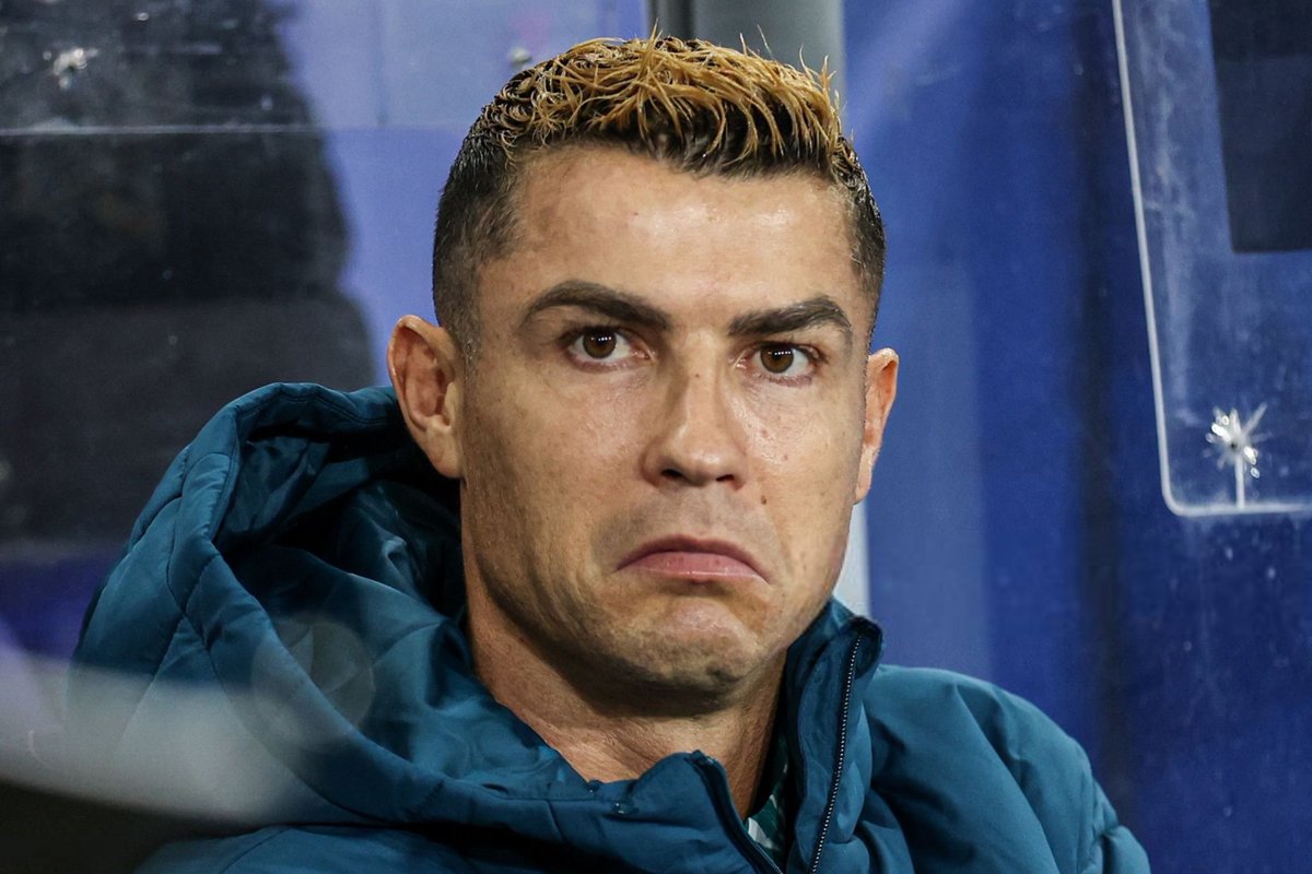 _BeFootball's tweet photo. 🚨🚨💣 CRISTIANO RONALDO 🇵🇹 EST PARTI SANS DIRE AU REVOIR À SES COÉQUIPIERS !!! ❌👋

Il a quitté son hôtel de Copenhague pendant l'entraînement de la Seleção, sans même saluer ses partenaires.

(@ojogo) https://t.co/1IwlqSKxld