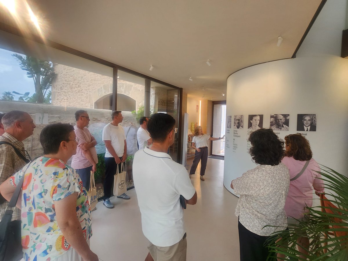 ocbcat's tweet photo. 🏠 La Casa Blai Bonet ha estat l’escenari de la darrera activitat del Tots Plegats. En aquest cas, una visita per conèixer l’espai vinculat a la vida i obra del poeta i narrador i descobrir la coneguda com la casa de la poesia a Mallorca.

Una nova experiència per apropar-nos al nostre patrimoni literari, compartir curiositats i converses alhora que es practica el català d’una manera natural, distesa i en bona companyia. 💬 

👉 Aquesta ha estat una activitat del Tots Plegats, un projecte de l’@ocbcat amb el suport del programa Trobades de conversa de l'@IEBalearics, per enfortir l’ús social del català.

✍️ Més informació a https://t.co/iQPtq83Rql