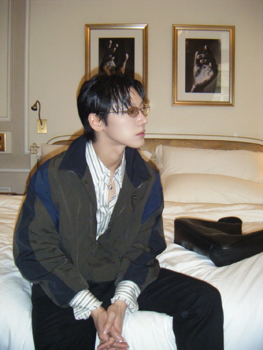 bemindlee's tweet photo. สร้อยพระกับเสื้อผ้า YSL การมิกซ์ที่ลงตัว 🖤💜

TEN AT SAINT LAURENT SUMMER27 #TENforYSLPFW27
#SaintLaurentxTEN https://t.co/lXYfKwnxKN