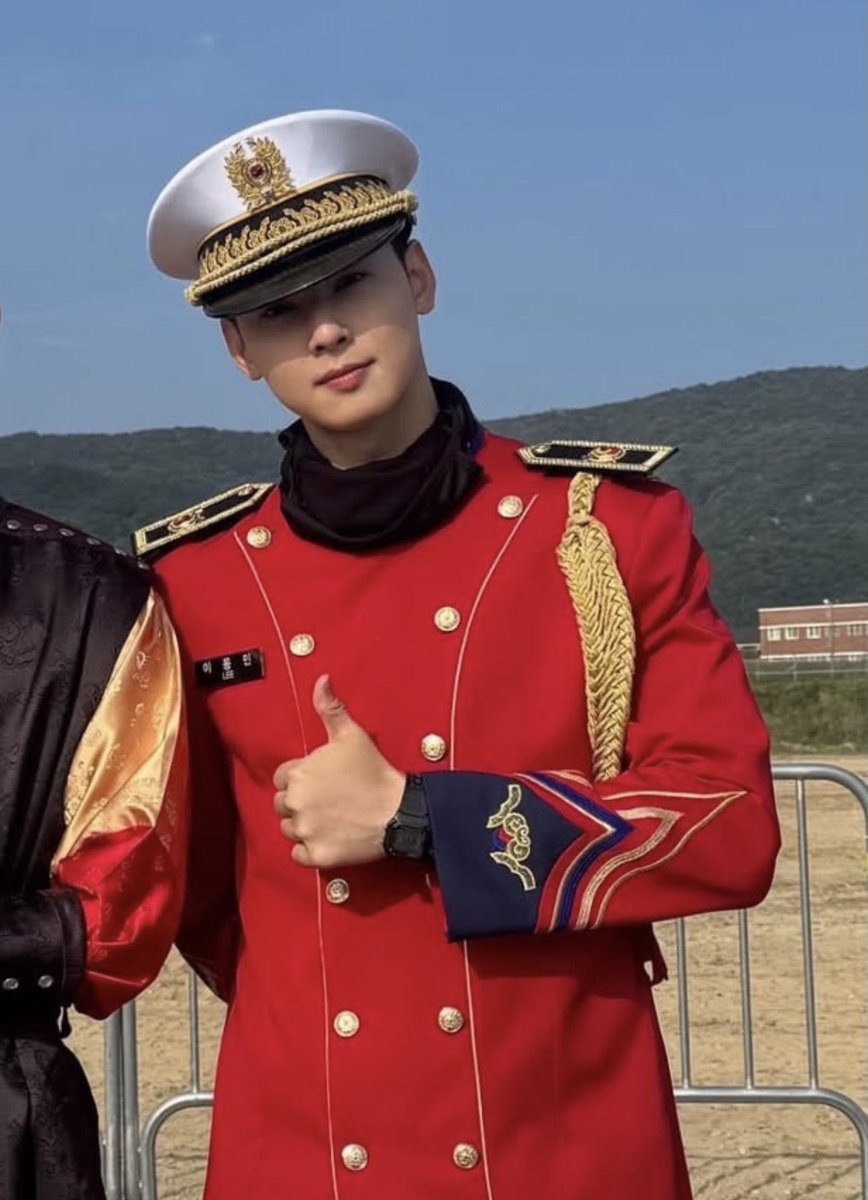 cew_praise's tweet photo. Cha Eunwoo in red uniform finally🔥 https://t.co/X3zkj215jq