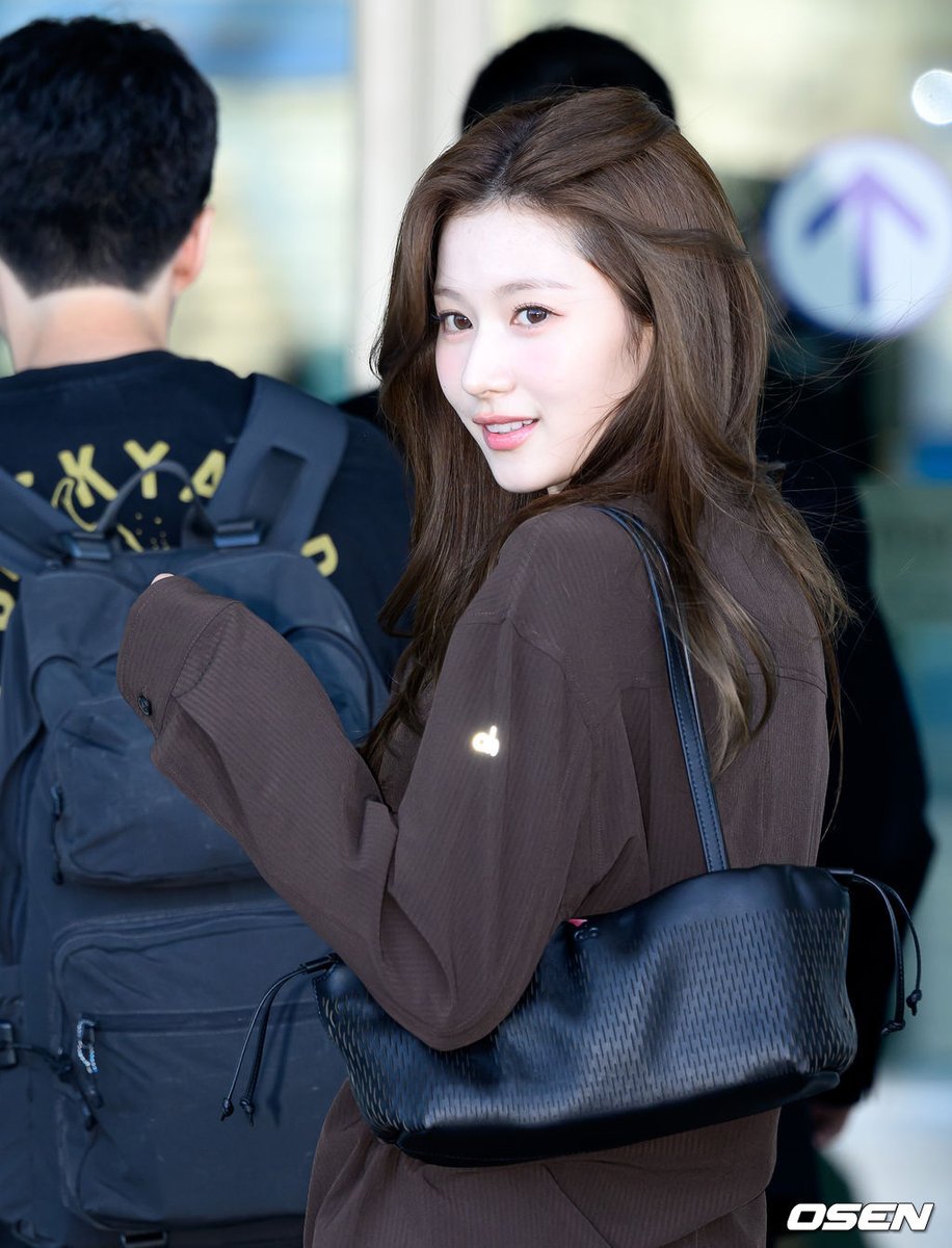 godmitzu's tweet photo. SANA heading to Japan today wearing ALO for an overseas schedule. https://t.co/xqIZMWOfP9