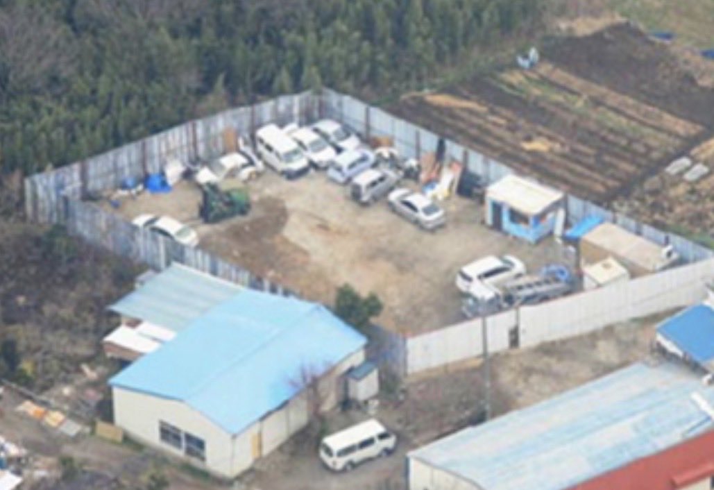 hidaka_1192's tweet photo. 外国人ヤード。あなたの街にもありませんか？
高い塀で囲まれ、中で何が行われているかわからない。
ピカチュウ型の覚醒剤の製造(静岡)が発覚しましたが、その中で、盗難者の解体。盗んだ仏像の輸出転売、、盗んだ鉄や銅の解体が行われている。
はっきりいいますが犯罪の温床です。 https://t.co/351AZ1WkO8
