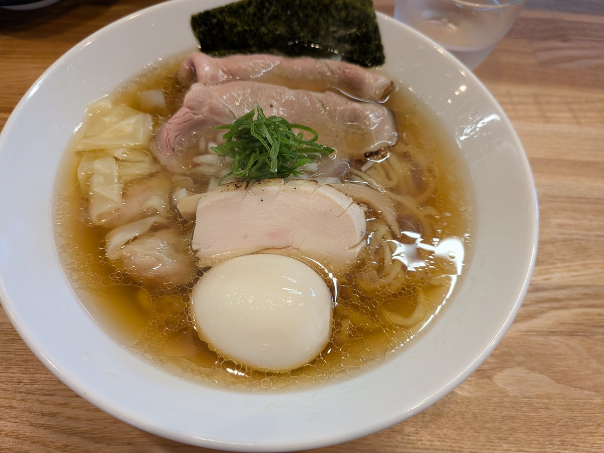 ilya_kud's tweet photo. 初めてラーメン一潤さんに来ました！いや、これ淡麗系のラーメンで平打ち麺だしめちゃくちゃ好きかも！　虎徹くらい好きかもしれない✨　こんな美味しいラーメン屋が近くにあるなんてしれてよかった。 https://t.co/Z84qv2qsYc