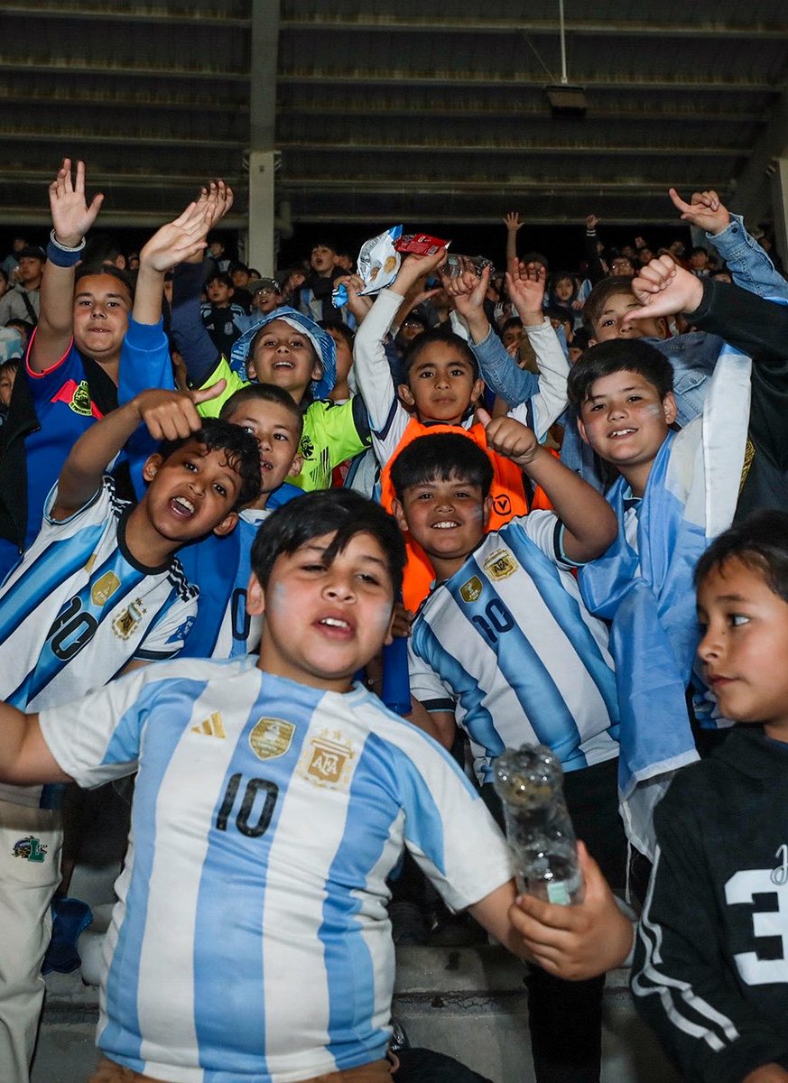 MartinLlaryora's tweet photo. 🇦🇷 RECIBIR A LA SELECCIÓN FUE UN ENORME ORGULLO PARA CÓRDOBA

Nuestra provincia puede ser sede de eventos de esta magnitud gracias a la gran inversión que venimos realizando en infraestructura. 

Contamos con un estadio de primer nivel, excelentes accesos, logística, estacionamiento, conectividad vial y una amplia experiencia en la organización de grandes acontecimientos deportivos.

A eso se suma un sistema de seguridad que nos permite disfrutar de estos encuentros con tranquilidad, con operativos y una planificación específica. Todo esto convierte a #Córdoba en una provincia preparada para estar a la altura de los eventos internacionales, eventos que generan #empleo y más oportunidades para los cordobeses. 

Pero, sobre todo, para este partido quisimos que sean un momento para los chicos. Nuestros jugadores inspiran, motivan y nos enseñan que, con orgullo, pasión y esfuerzo, los sueños pueden hacerse realidad.

Por eso, sin importar de qué rincón de la provincia vengan, invitamos a miles de pibes a vivir una experiencia única, ver de cerca a sus ídolos y guardar para siempre un recuerdo que los acompañe toda la vida. 

8.300 niños y niñas de clubes de barrio, organizaciones sociales e instituciones deportivas de diferentes puntos del interior cordobés fueron el público especial que gritó con fuerza los goles de @Argentina.

#HacerParaCrecer