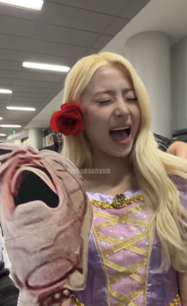 lycheesohyun's tweet photo. laughing pink shoe jen😭😭 https://t.co/PmeJ1ufxuV