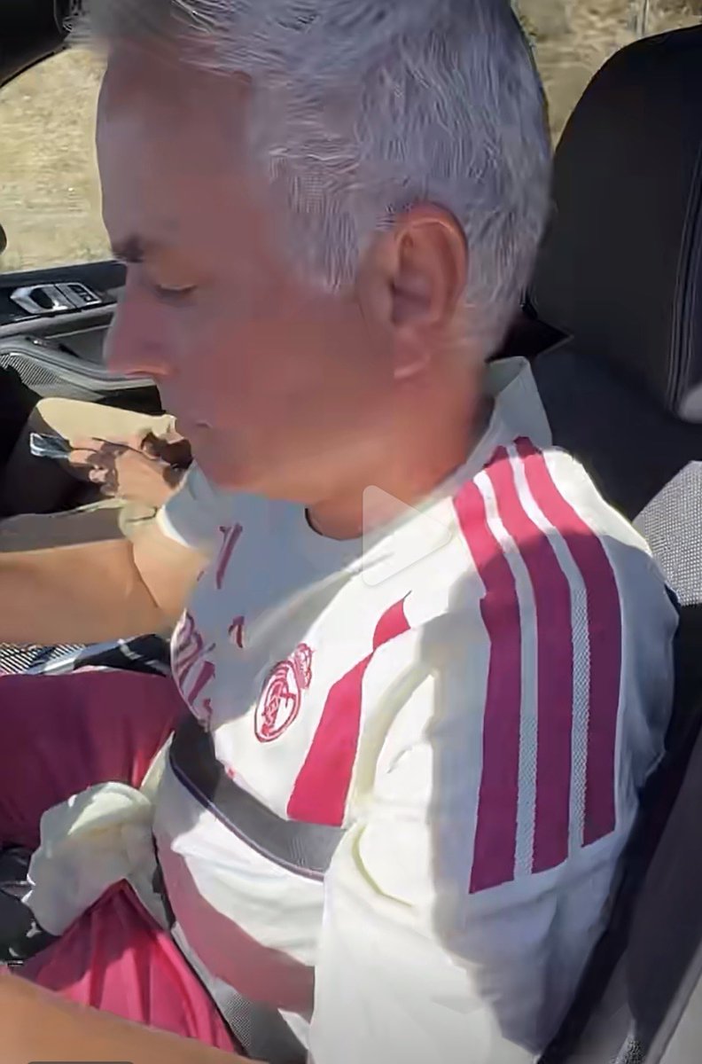 EndrctB98284's tweet photo. Why’s his seatbelt like that? Is his chest too big? https://t.co/P9xzVYQn2J