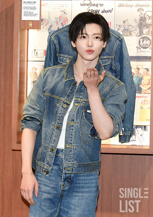 slist2015's tweet photo. [포토] NCT 재민 '시즈니 향한 손키스'

#재민 #NCT 
#NCT재민 #JAEMIN 
@NCTsmtown
#JAEMINxLeeJeans 
#Lee 
⬇️관련기사⬇️
https://t.co/qyHQ5VgBGg https://t.co/GtURYtsCYi