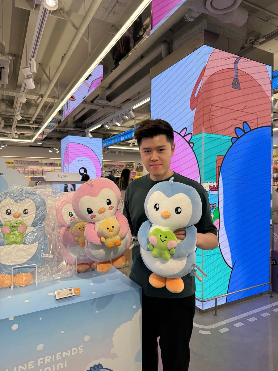 RizzTann's tweet photo. Me or these cuties? @pudgypenguins @_LINEFRIENDS https://t.co/6Nus93cztf