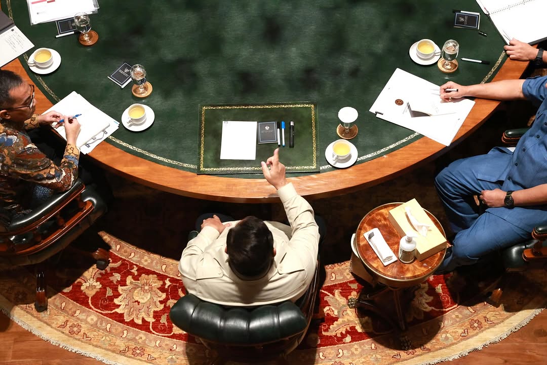 EmilyBrook18641's tweet photo. Presiden menggelar rapat terbatas di kediaman pribadinya bersama sejumlah anggota Kabinet Merah Putih.

Dalam rapat ini, Presiden membahas berbagai isu strategis, termasuk pembangunan sepuluh kampus baru di bidang STEM dan kedokteran, pengembangan pe... https://t.co/gyT8PoEwgJ