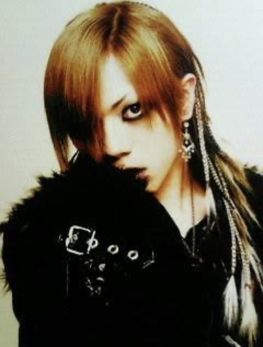 VIVA_LA_KNZ's tweet photo. 今日でアヤビエ(彩冷える)のケンゾとしてデビューしてから21年が経ちました。

今でもこうして音楽を続けることができているのは皆さんのおかげです。

最近はバンドマンというよりも色々なプロジェクトでミュージシャンとして携わらせてもらっており、とても充実した日々を送っています。

これからもドラマーとして、アーティストとして、プロデューサーとして1人でも多くの方の心に残る音楽を届けていきたいと思っているのでこれからも宜しくお願いします！

心からの感謝とデビュー当時のアー写を添えて