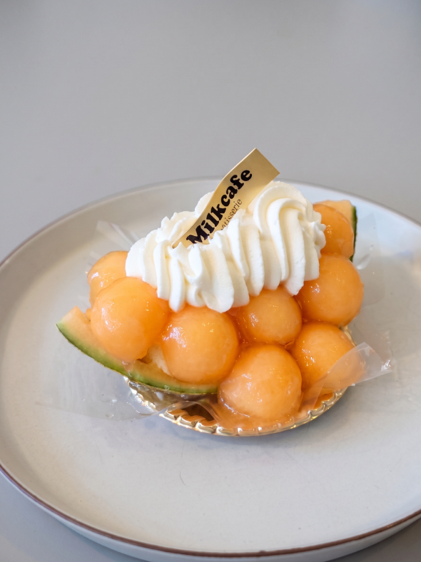milkcafe1's tweet photo. メロンの果肉をくり抜いて、丸ごとのせたショートケーキです。メロンの皮をそのまま器にしているので、見た目のインパクトも抜群。

北海道産生クリーム100%、パティシエが2階のアトリエで毎日手作りしています。

Milkcafe Osaka 日本橋 https://t.co/cLWoB0ixrf