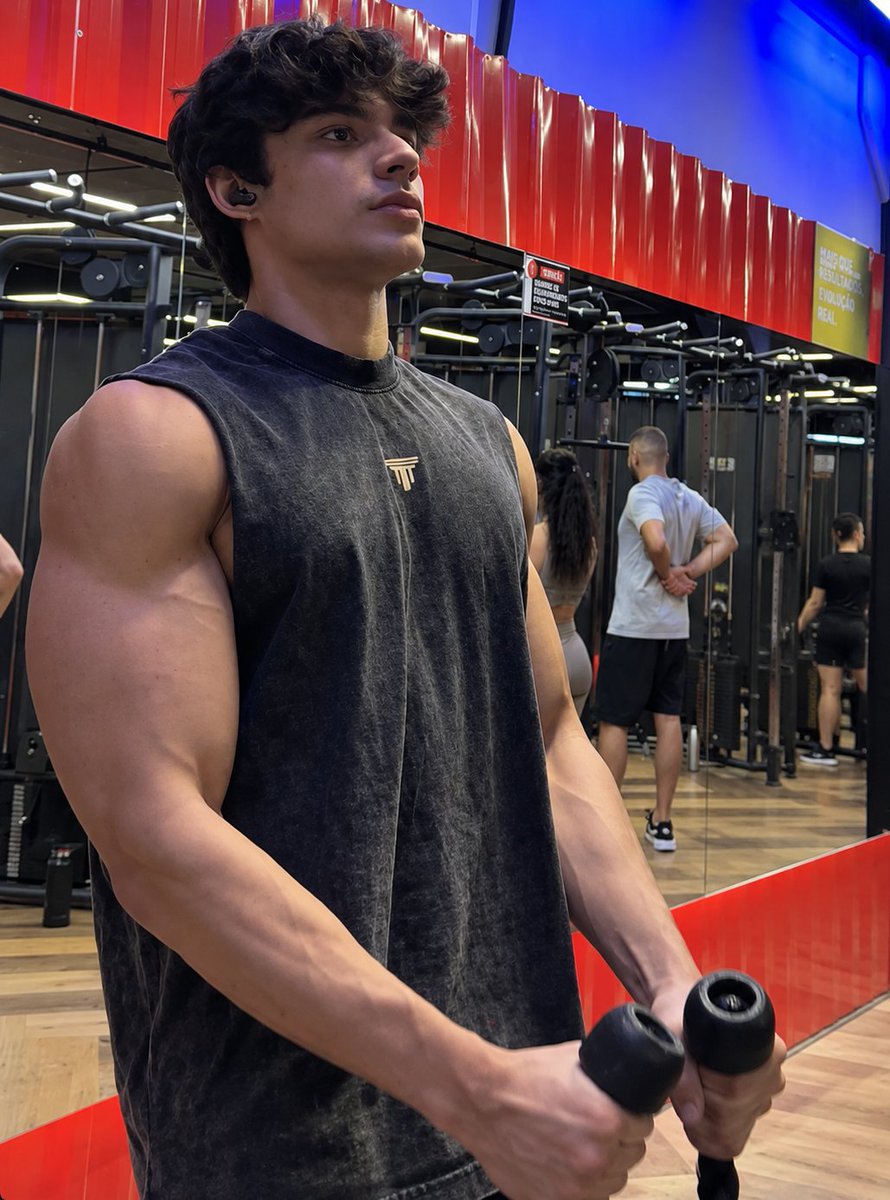 physiqueboys's tweet photo. o nariz grande igual ao peito que dlc https://t.co/bPZAd6sCh3