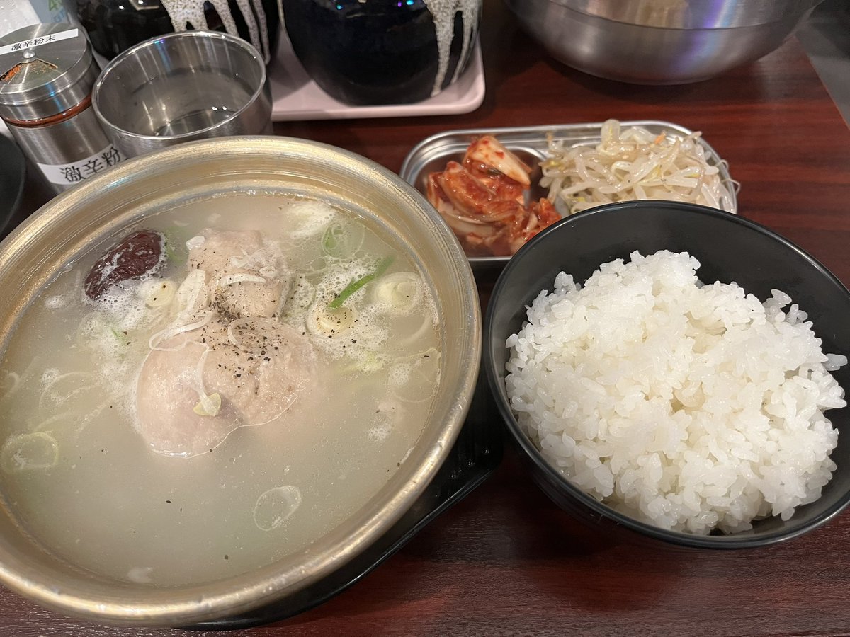 Koharu004's tweet photo. 寒暖差に打ち勝つために参鶏湯食べたりしてるけど打ち勝てない😢 しかもギックリしてないのに腰の辺りがギックリ腰の痛み😢😢😢
生きてるといろいろあるね https://t.co/6Kui2V0sN6
