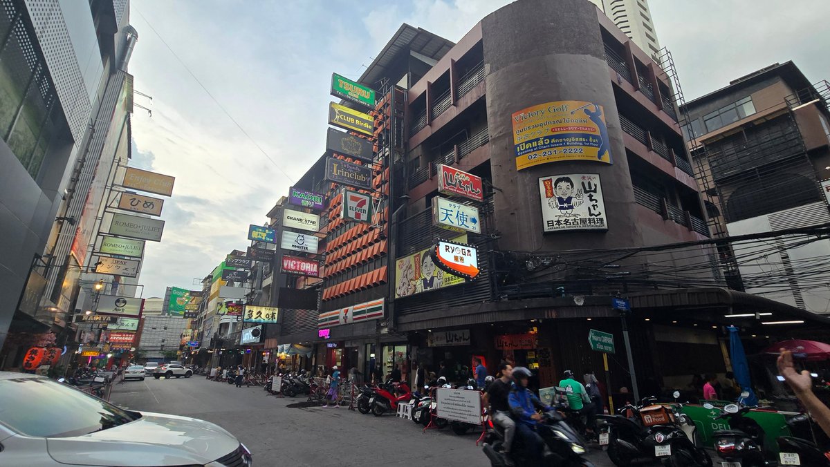 ZEP_AKI's tweet photo. タイの撮れ高その11
バンコク、プロンポンの日本人街
ドンキの商品は普通に日本語表記だった https://t.co/FrhWibFaKp