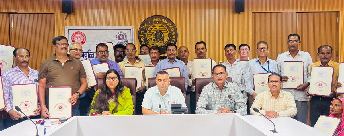 drm_lko's tweet photo. उत्तर रेलवे, लखनऊ मंडल के 31 रेल कर्मचारी दिनांक 30 सितम्बर 26 को अपनी  समर्पित रेल सेवा पूर्ण कर सेवानिवृत्त हुए। वरिष्ठ मंडल कार्मिक अधिकारी, श्रीमती अरिमा भट्टनागर द्वारा सेवानिवृत्त कर्मचारियों को उनकी दीर्घकालीन एवं निष्ठापूर्ण सेवाओं के लिए शुभकामनाएं देते हुए उनके उज्ज्वल भविष्य, उत्तम स्वास्थ्य एवं सुखमय जीवन की कामना की।