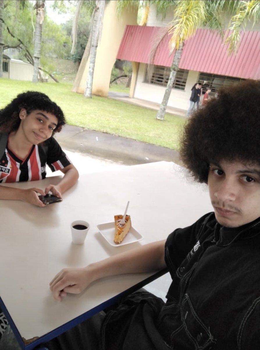 riverssdaughter's tweet photo. postando foto com meu amor pra tentar atrair coisas boas que limpem a bifobia da minha timeline https://t.co/fQNTQNnTl1