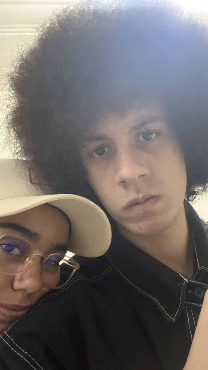 riverssdaughter's tweet photo. postando foto com meu amor pra tentar atrair coisas boas que limpem a bifobia da minha timeline https://t.co/fQNTQNnTl1