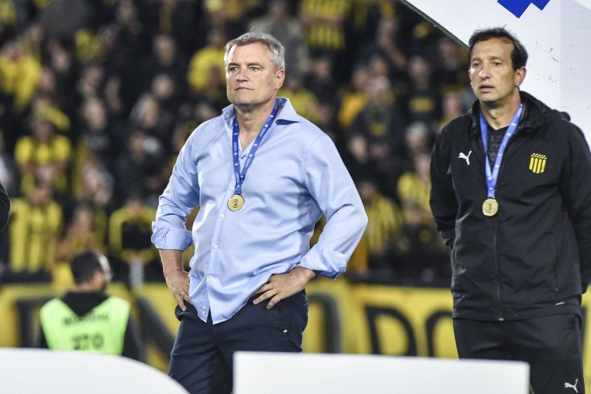 InfoCap_1891's tweet photo. 🚨🟡⚫️ EL AMOR DE AGUIRRE POR CIERTOS JUGADORES PUEDE COSTAR EL URUGUAYO

El entrenador pone jugadores que no están para jugar y eso puede quitarle el título al Carbonero.
Otro error de Romero que cuesta 1 gol.

Romero
Trindade
Olivera

No pueden ser más titulares en @OficialCAP. https://t.co/E3PGXoaAez