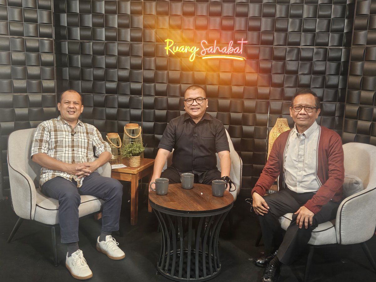 dennyindrayana's tweet photo. Alhamdulillah, hari ini saya mendapatkan rezeki silaturahim dengan Prof Mahfud MD, dan taping di "Ruang Sahabat". Insya allah tayang nanti malam jam 20:00 WIB.

Wajib nonton ya!

Salam Integritas! https://t.co/HCDNnoG3TU