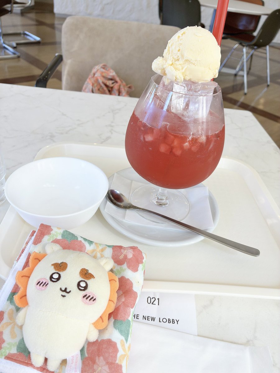 ochainyanko's tweet photo. シーサーちゃんバカデカイチゴソーダフロートだよ https://t.co/J20h63LusW