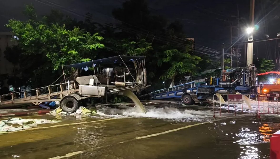 prdthailand's tweet photo. Water @ Khlong Chan flats has dropped below 40 cm after pumps were deployed, Deputy Interior Minister Worasit said. People can walk in &amp; out, pickup trucks can pass, so rescuers switched from boats. Situation is expected under control by 1 Oct; big pumps then move to Lat Krabang. https://t.co/wTzQNumLWO
