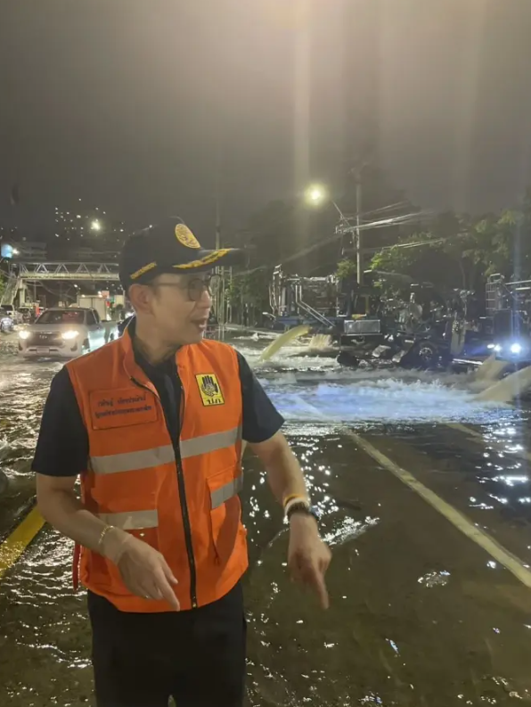 prdthailand's tweet photo. Water @ Khlong Chan flats has dropped below 40 cm after pumps were deployed, Deputy Interior Minister Worasit said. People can walk in &amp; out, pickup trucks can pass, so rescuers switched from boats. Situation is expected under control by 1 Oct; big pumps then move to Lat Krabang. https://t.co/wTzQNumLWO