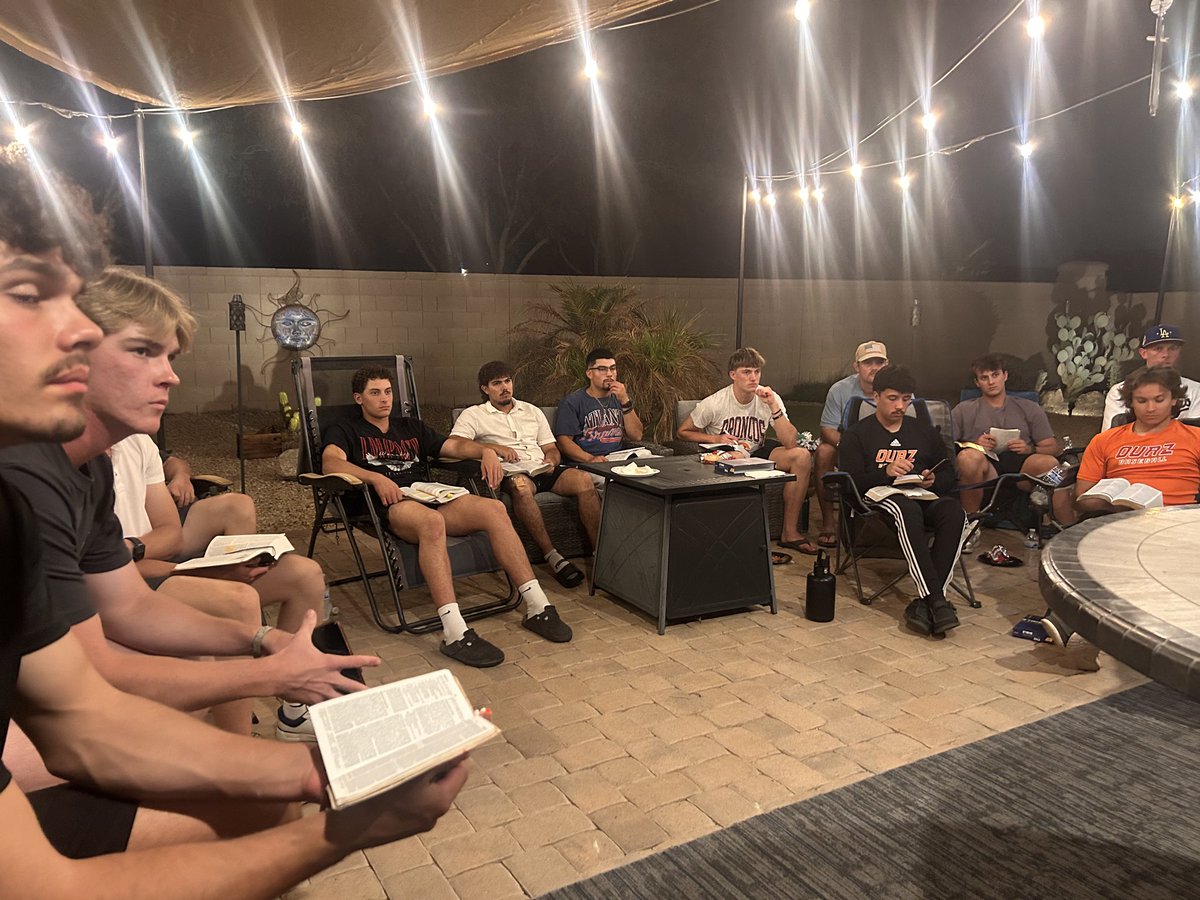 TimMontez's tweet photo. OUAZ Baseball 1st Fall Bible Study… thanks to our dear friend Matt Palmer for leading our young men. 👊🙏⚾️❤️😊 https://t.co/07xvbUE6R1