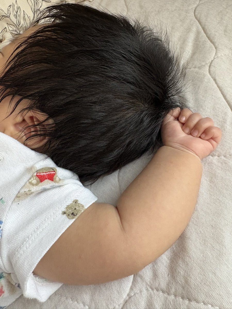 HouLL9's tweet photo. むっちむちすぎて美味しそうまである🍞
太ももの産毛も愛おしいし、
足も手もグー✊が標準なの可愛いすぎる https://t.co/tHfC6kYGXa