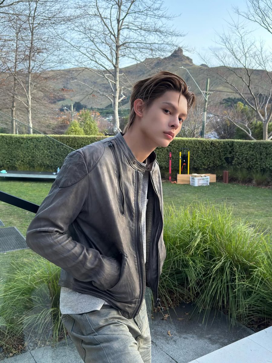 withcortis4life's tweet photo. something about james in leather jackets https://t.co/yUWFFdDFmK