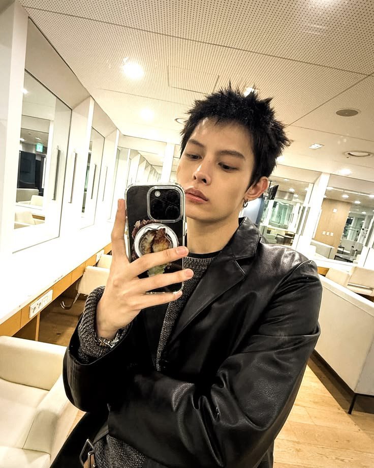 withcortis4life's tweet photo. something about james in leather jackets https://t.co/yUWFFdDFmK