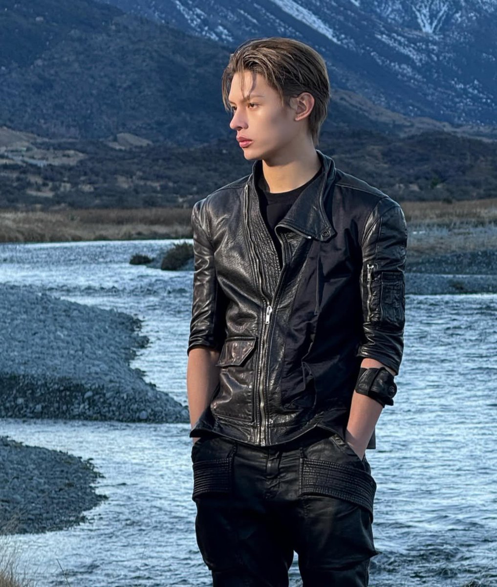 withcortis4life's tweet photo. something about james in leather jackets https://t.co/yUWFFdDFmK