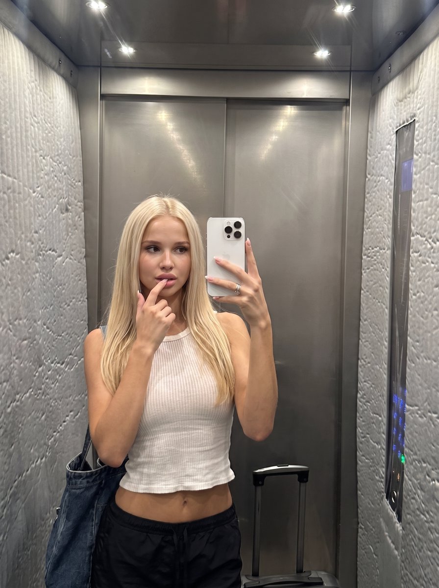 LondonWellzlfi's tweet photo. elevator selfies are a whole mood https://t.co/Z0rNjGEEhA