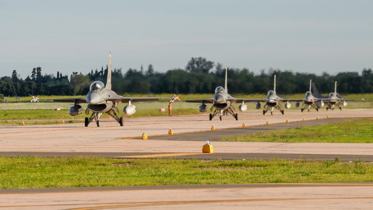 DefenseMirror's tweet photo. Argentina Doubles F-16 Fleet to 12 Jets with Second Delivery from Denmark::
https://t.co/hudjcY4uBF
#Argentina #F16 #F16FightingFalcon #ArgentineAirForce #Denmark #Defense #Military #AirPower #Aviation #SouthAtlantic #DefenseNews #MilitaryNews #Geopolitics https://t.co/QrHleLzoNV