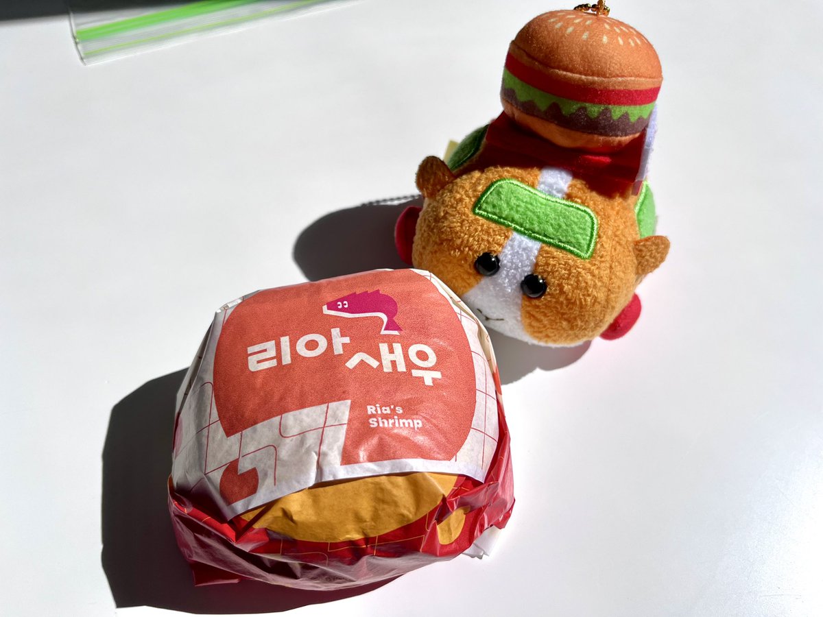 babdobab's tweet photo. 리아리아 롯데리아 🍔🍔🍔
리아새우버거 역시 마쉿다 ~.~
냠냠냠 https://t.co/Atjt9o01gM
