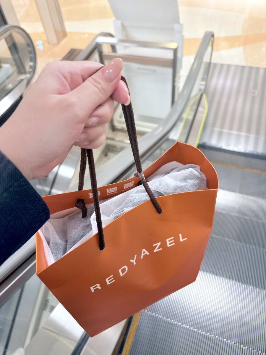 boc_rn98's tweet photo. ダッシュして花菜ちゃんREDYAZELコーデゲット！！！店頭サイネージには花菜ちゃんの動画が流れてて泣きそうになったよー🥹💮
すでに何点も売れてるみたいで大人気すごい！！着心地も良くて可愛くて、この冬ヘビロテになるよ〜！
#おおばはなしか #大場花菜 https://t.co/j6zRtBncj1