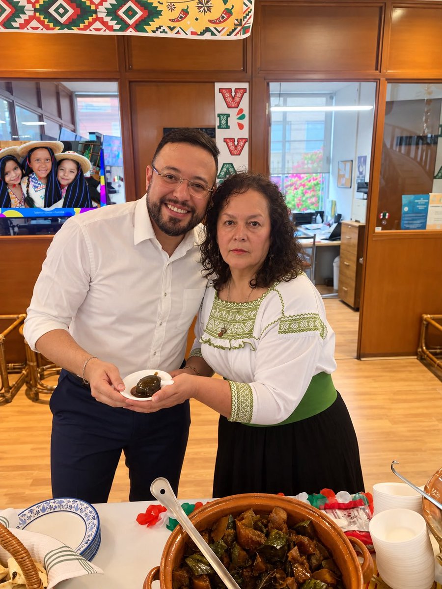 YordiALeon's tweet photo. Cerramos septiembre compartiendo una comida especial en la oficina.
De esos momentos sencillos que hacen equipo, crean comunidad y dejan buenos recuerdos.
Gracias a todos los que lo hicieron posible y a quienes compartieron la mesa. 🇲🇽
#YordiALeon
#VirtusInOrdine https://t.co/4kOUkObqYK