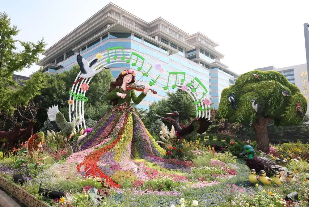 GoodlivingCN's tweet photo. China's National Day is here! Here's to the country and its future!

#Beijing is dressed up for the celebrations, with an 18-meter-tall floral basket at Tian'anmen Square and 10 #flower installations along Chang'an Avenue.

From Jianguomen to Fuxingmen, the displays bring China's past, present and future to life, featuring AI, VR, robots, wildlife and more. Which one would you love to see?
#2026NationalDay
(Photo Source: Xinhua)